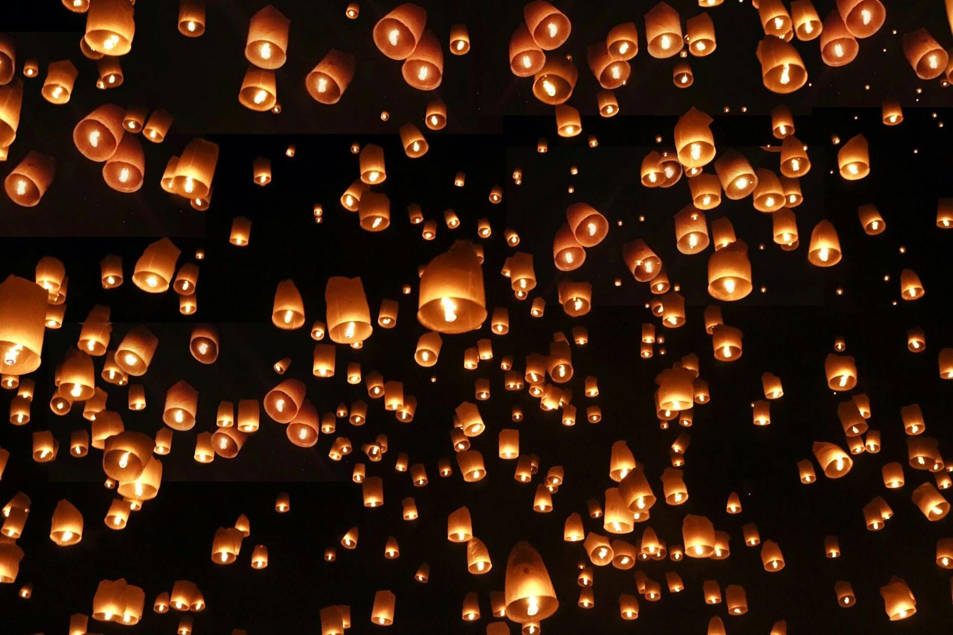 Miles de linternas brillantes se elevan hacia el cielo nocturno durante el Festival de Linternas Yi Peng, creando una escena mágica e inolvidable en Chiang Mai.