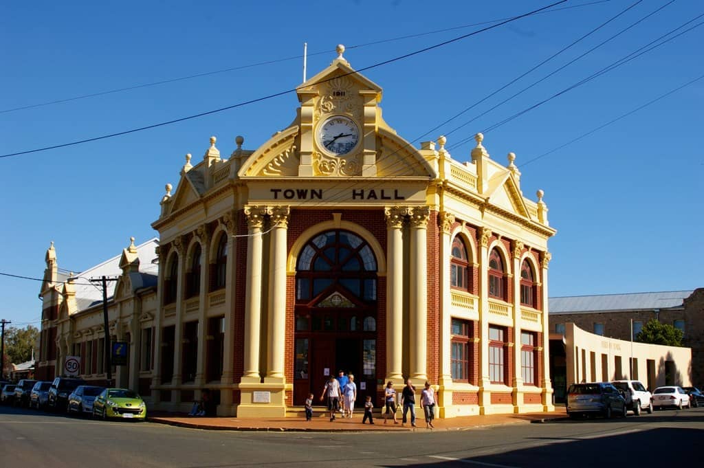 Das Rathaus von York in Westaustralien, ein prächtiges Kulturerbegebäude mit aufwendigem gelb-rotem Mauerwerk, an einem sonnigen Tag mit blauem Himmel.