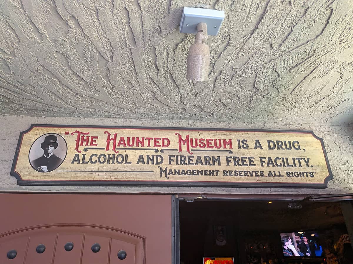 Plang pintu masuk Zak Bagans' The Haunted Museum di Las Vegas, menyatakan area bebas obat-obatan, alkohol, dan senjata api.