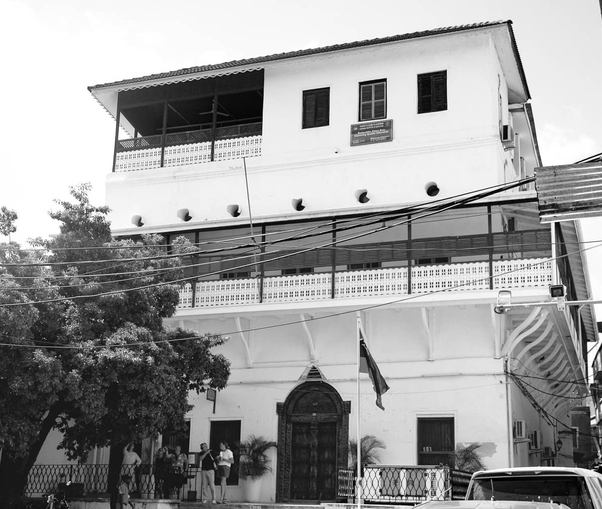 Fasada Muzeum Księżniczki Salme przy ulicy Hurumzi w Stone Town na Zanzibarze – białe ściany zabytkowego budynku i rzeźbione drzwi wejściowe.