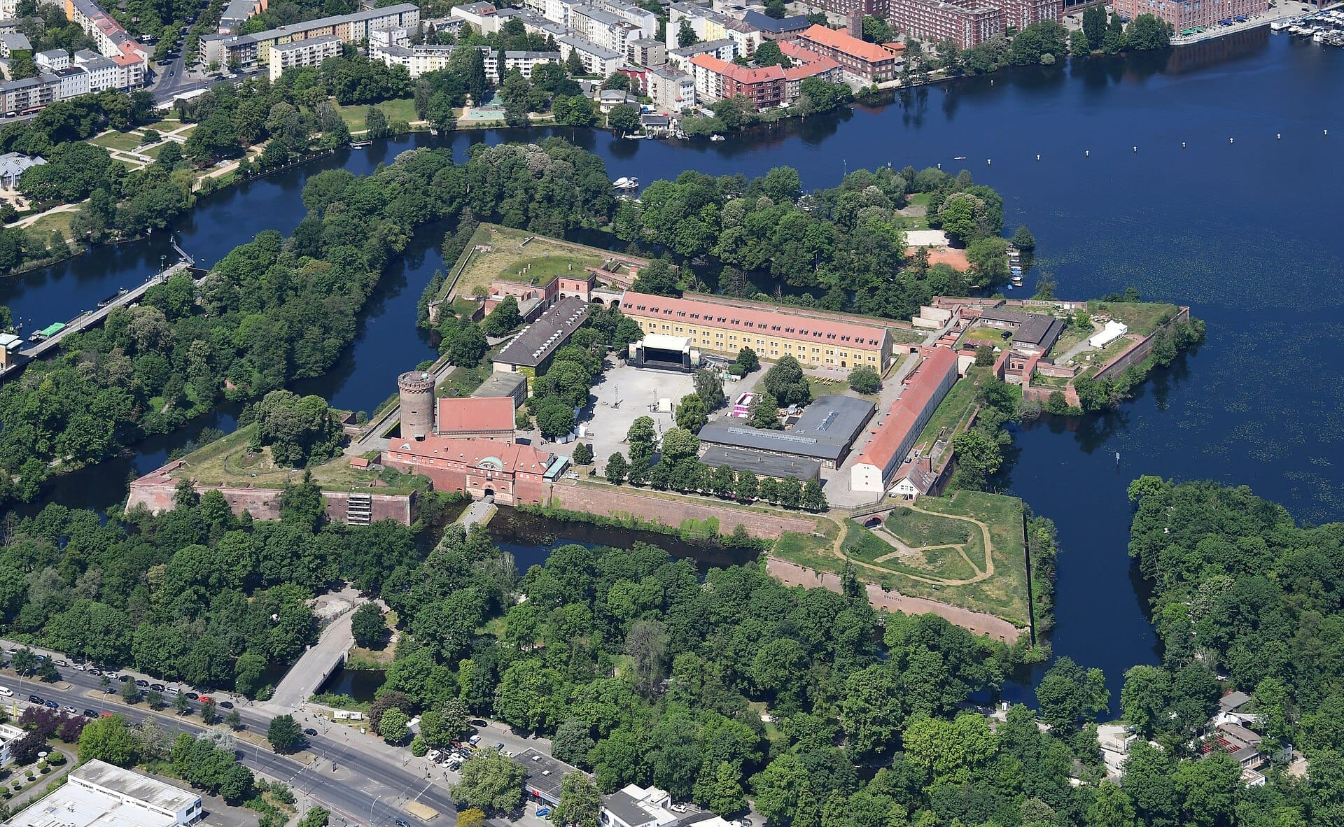 Vista aerea della fortezza Zitadelle Spandau circondata da un fossato pieno d'acqua, fitta vegetazione e fiumi adiacenti a Berlino.