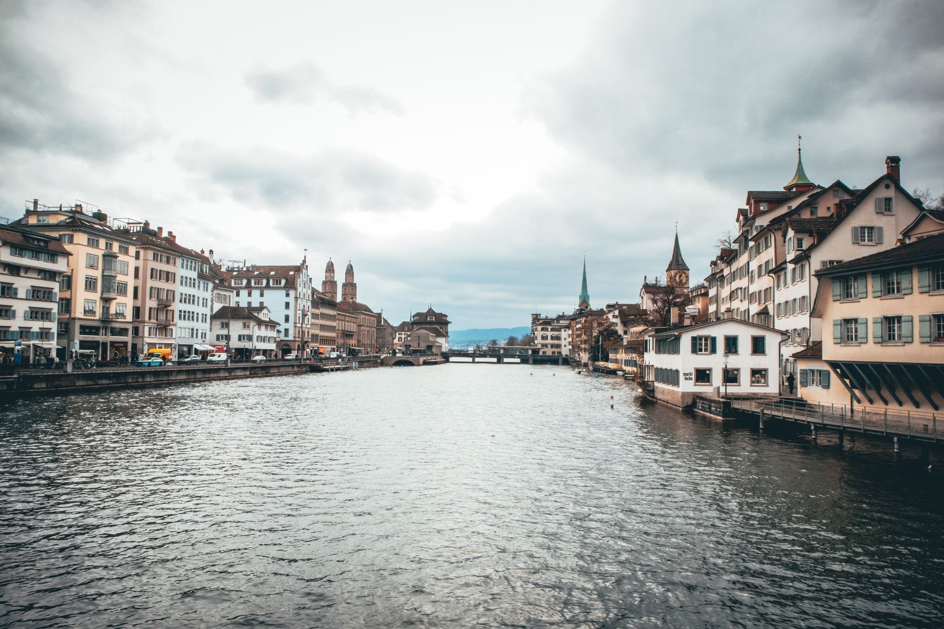 วิวกว้างของเมืองเก่าซูริกและพื้นที่ Lindenhof ทั้งสองฝั่งของแม่น้ำ Limmat พร้อมอาคารประวัติศาสตร์และยอดแหลมโบสถ์