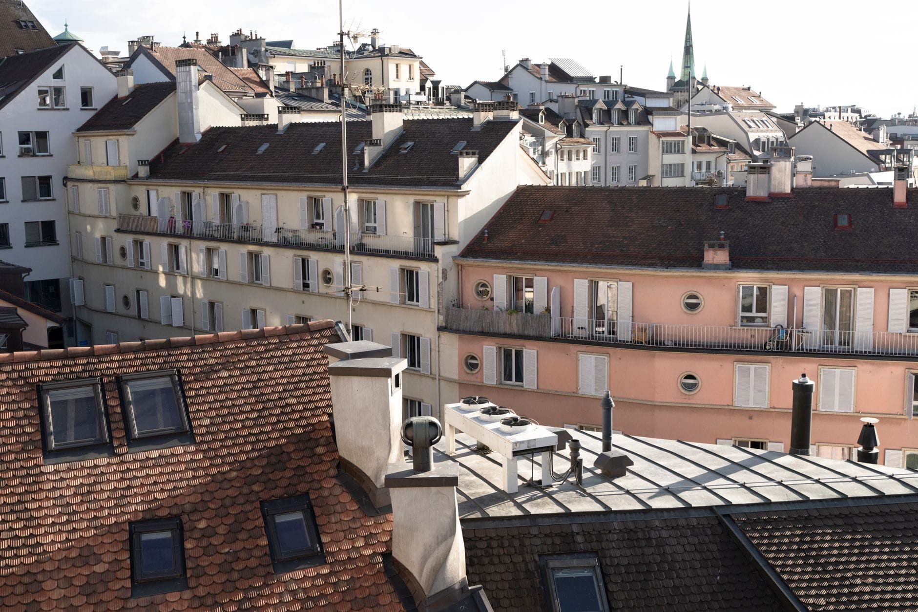 วิวจากดาดฟ้าเหนืออาคารที่พักอาศัยในเมือง Zurich พร้อมระเบียงและภาพชีวิตเมืองบนยอดอาคาร